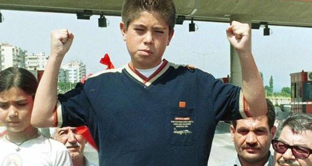 10 yaşında dava açan Emekcan avukat oldu