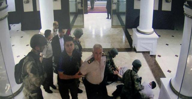 Darbeciler, Genelkurmay Başkanı ve komutanları böyle derdest etti