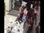 Herkesin içinde pantolonunu sıyırıp… Şuna bakın!