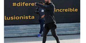 Arda Turan yeni arabasını almaya böyle gitti