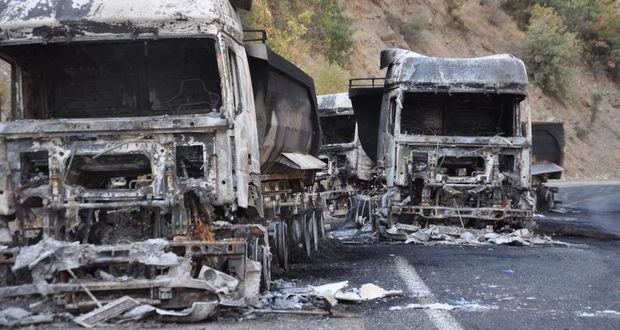 PKK’lılar maden ocağına ait 3 TIR’ı ateşe verdi