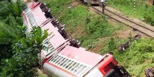 Tren raydan çıktı: 53 ölü