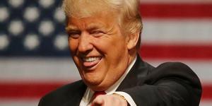 Trump balkon konuşmasını yapıyor, Clinton Trump’u arayıp tebrik etti!