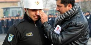 Polis memuru ağladı, şehit yakını gözyaşlarını sildi!