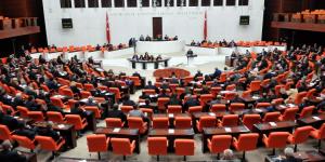 Akademisyen vekillerin çifte maaşı iptal edildi