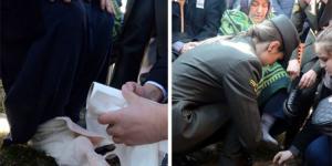Şehit annesinin ayaklarını üşümesin diye havluya sardılar