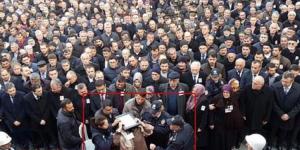 Şehit polisi 10 bin kişi son yolculuğuna uğurladı!