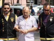 Fuhuş yaptırıp kapı deliğinden izlemiş